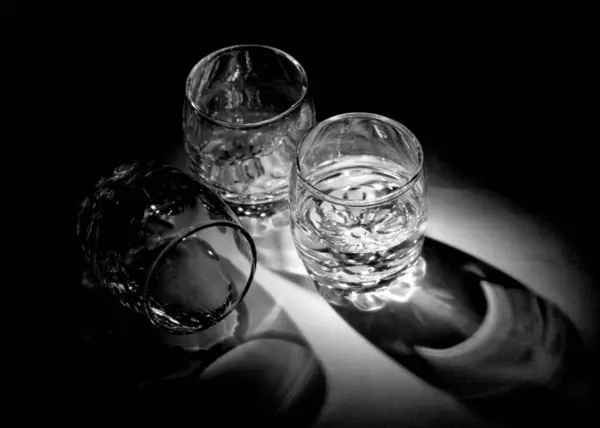Κενό Σφηνάκι Ποτήρια Για Αλκοολούχα Ποτά Βότκα Στέκεται Ξύλινο Τραπέζι — Φωτογραφία Αρχείου