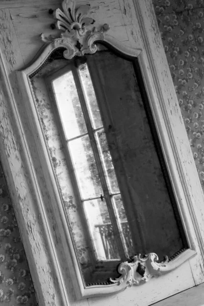 Espelho Moldura Madeira Bonito Edifício Velho Sem Povos Edifício Velho — Fotografia de Stock