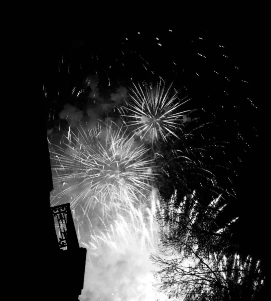 Burst Színes Tűzijáték Éjszaka Sötét Gyönyörű Petárdát Ünnep Ünneplés Tűzijáték — Stock Fotó