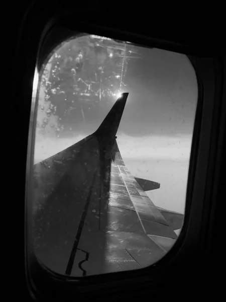 Prachtig Uitzicht Vanuit Vliegtuig Raam Grote Vleugel Van Vliegtuigen Toont — Stockfoto