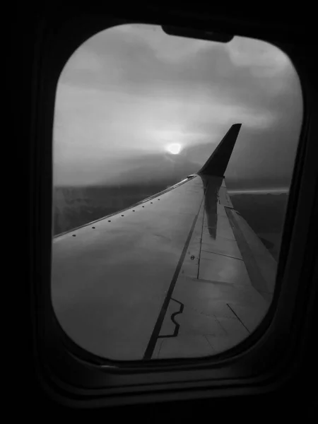 Schöne Aussicht Aus Dem Flugzeugfenster Großer Flugzeugflügel Zeigt Flügel Fensterflugzeug — Stockfoto
