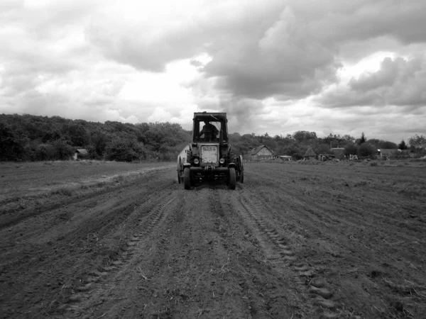 Plowed Field Tractor Black Soil Open Countryside Nature Tractor Plowed — Stock Photo, Image