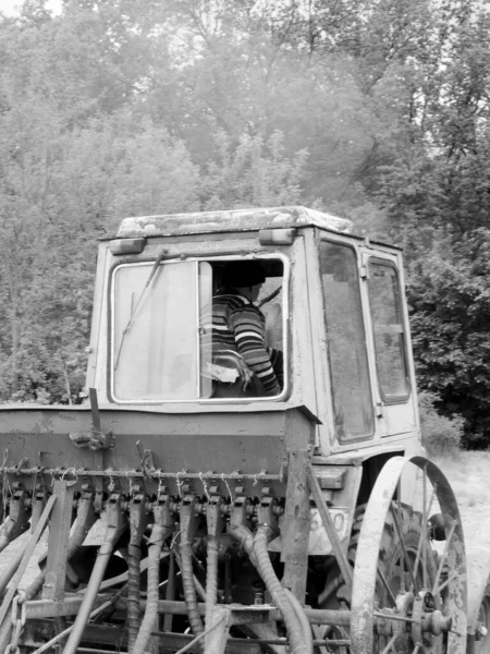 Тракторное Поле Черной Почве Открытой Местности Природа Трактор Вспаханном Поле — стоковое фото