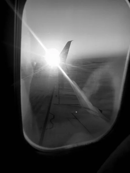 비행기 창에서 항공기의 케이스 비행기 비행기 날개와 비행기 두꺼운 안개에 — 스톡 사진