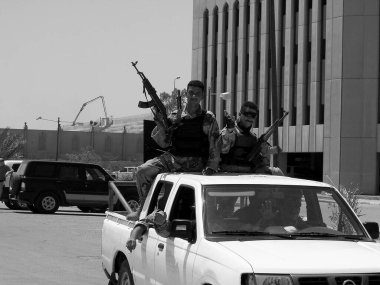 Irak, Bağdat - 2 Mayıs 2005 Sokağa çıkma yasakları sırasında orduyla çatışmadan sonra kişisel işleri farklı askerler hallediyor. Asker insanlar geleneksel askeri kültürel. Yabancı asker askeri halk