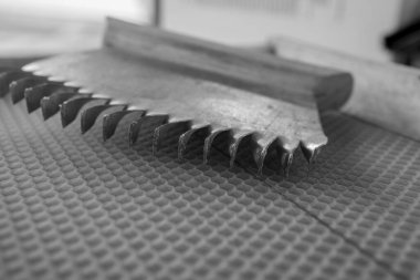 Soyut altıgen yapısı altın bal dolu arı kovanından bal peteği. Bal peteği yaz kompozisyonu arı köyünden yapışkan bal içerir. Arıların kırsal bal petekleri taşraya