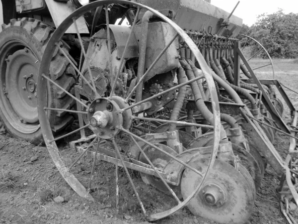 在开阔的乡间 用拖拉机在黑土上耕田 用拖拉机在耕地上耕田 用泥土种植美味蔬菜 用有机耕地在清澈的夜空下耕田 是拖拉机的天然土壤 — 图库照片