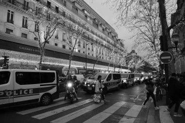 Paris, Fransa - 11 Mayıs 2019 Yüksek Gözlem binasının çatısındaki insanlar gece aşağı bakıyor. Binanın çatısında gözlem yapan birçok insan güzellik doğasını görür. İnsanlar için çatıdan binaya gözlem