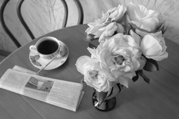 木製のテーブルの上に花瓶の美しい花束のバラをテーマに写真 部屋の中の木のテーブルの上に花瓶の花束の自然のバラで構成される写真 木のテーブルの上の花瓶の花束の光のバラ — ストック写真
