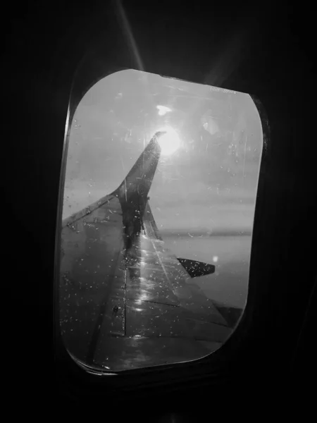 Schöne Aussicht Aus Dem Flugzeugfenster Großer Flugzeugflügel Zeigt Flügel Fensterflugzeug — Stockfoto