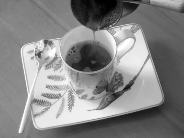 銅のトルコから熱いおいしい飲み物を準備するバリスタは オーガニック銅で作られたコーヒーの火でコーヒーのための水を沸騰させます キッチンにキッチン 銅のトルコの本当のグルメのコーヒーのためのキッチン — ストック写真