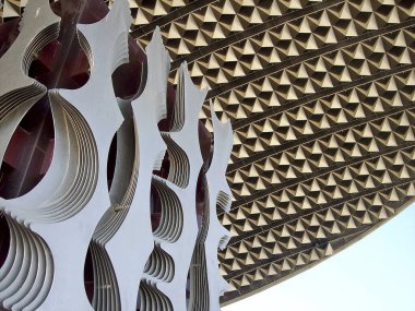 Çarpıcı bir mimari özellik, parlak ve güneşli bir günde geniş ve eğimli bir çatı altında ayrıntılı geometrik dokuları gösterir. Tasarım yaratıcılığıyla ziyaretçileri cezbediyor.