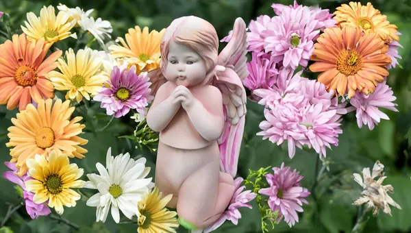 Çiçeklerle çevrili bir melek