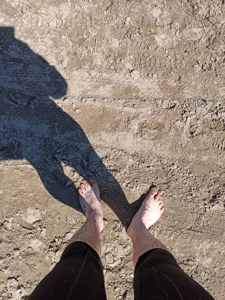 Человек Ноги Каменной Стене — стоковое фото
