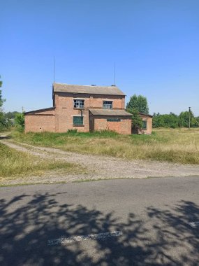 Şehirdeki terk edilmiş eski bina.