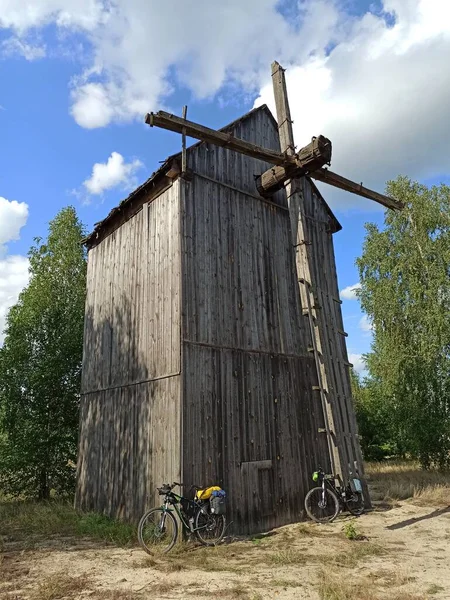 村里的旧风车 — 图库照片