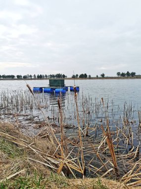 Gölde ev yapımı tekne.
