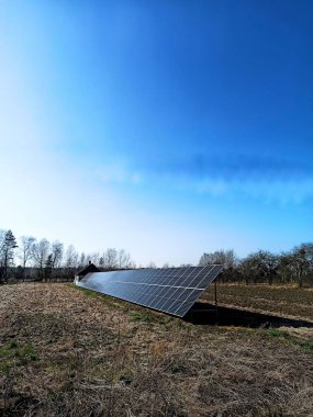 Açık bir günde güneş panelleri