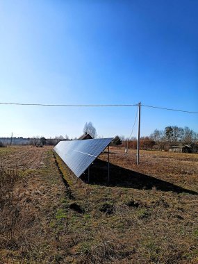 Evin yanında güneş panelleri