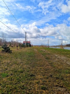 Nehir kıyısına yakın bir çardak.