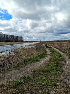 toprak yol Nehri yakınında