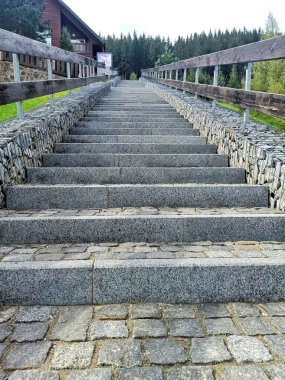 Beton merdivenler eve gidiyor.