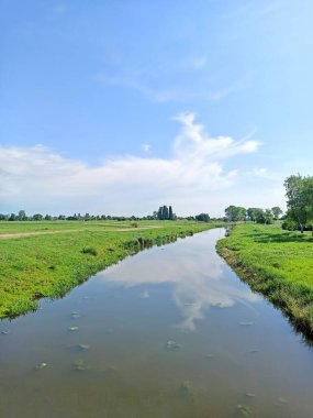 Bozkırın ortasındaki nehir manzarası