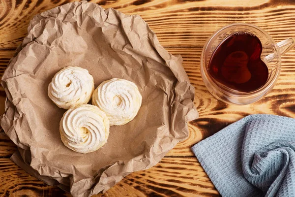 Handgemachter Marshmallow Natürliche Süße Apfelzephir Und Tasse Tee Holzoberfläche Luftig — Stockfoto