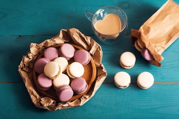 Macarons Amêndoa Saborosos Copo Café Forma Coração Com Leite Superfície — Fotografia de Stock