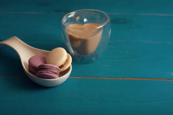 Leckere Mandelmacarons Und Eine Herzförmige Tasse Kaffee Mit Milch Auf — Stockfoto
