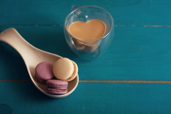 Leckere Mandelmacarons Und Eine Herzförmige Tasse Kaffee Mit Milch Auf — Stockfoto