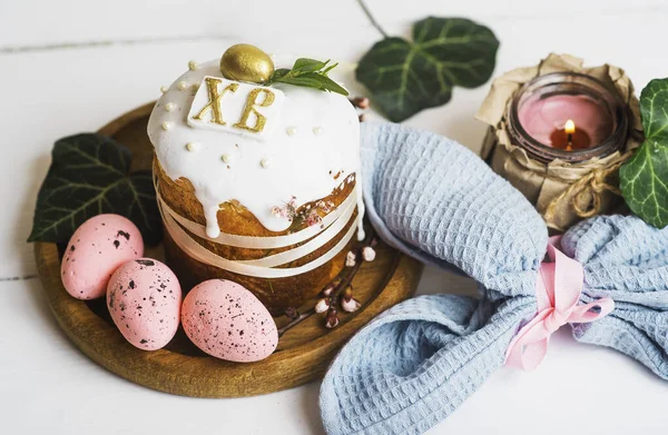 Pasteles Pascua Huevos Con Diseño Ligero Moderno Toalla Cocina Azul —  Fotos de Stock