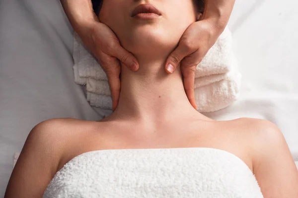 Masseur Macht Gesichtsmassage Für Junge Frau Auf Massagetisch Auf Weißem — Stockfoto