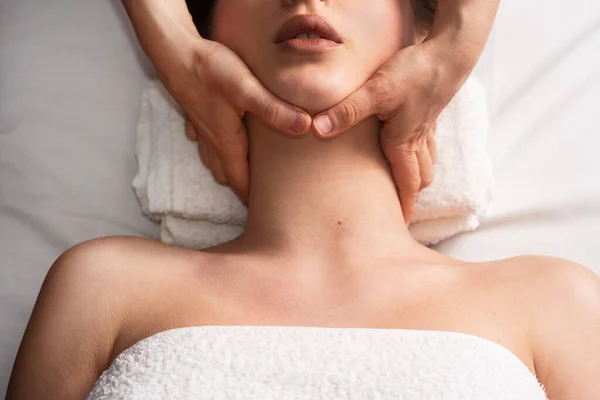 Masseur Doet Gezichtsmassage Aan Jonge Vrouw Massagetafel Witte Achtergrond Concept — Stockfoto