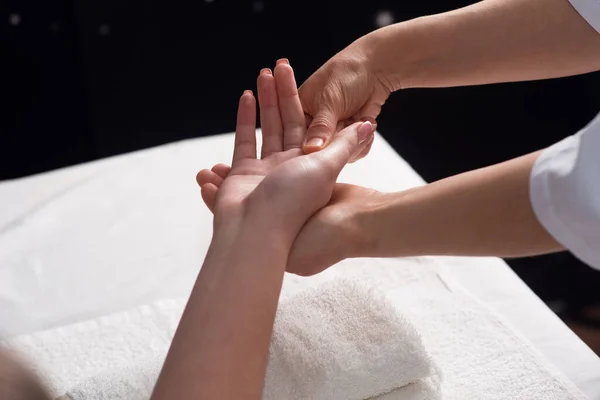 Masseur Doing Hand Massage Oil Spa Salon Spa Procedures Relaxing — 스톡 사진