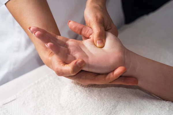 Masseur Doing Hand Massage Oil Spa Salon Spa Procedures Relaxing — Stockfoto