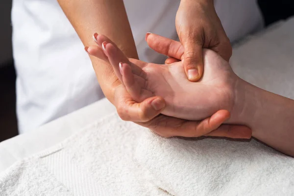 Masseur Doing Hand Massage Oil Spa Salon Spa Procedures Relaxing — 스톡 사진