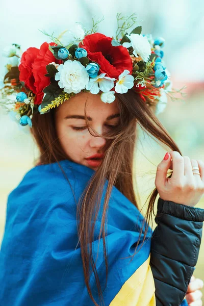 Triste Jovem Envolveu Bandeira Ucrânia Com Uma Coroa Flores Cabeça — Fotografia de Stock