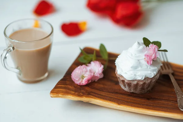 Kuchen Und Kaffee Vorhanden Leckere Torte Mit Sahne Und Rosa — Stockfoto