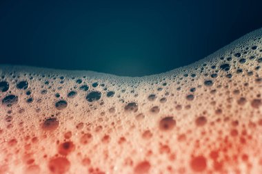 Su yüzeyinde köpüren kalın sabun köpükleri. Güzel, parlak renkler, gradyan. Makro. Sabun köpüğü dokusu, köpük. Desen arkaplanı, masaüstü duvar kağıtları