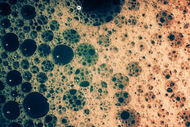 Su yüzeyinde köpüren kalın sabun köpükleri. Güzel, parlak renkler, gradyan. Makro. Sabun köpüğü dokusu, köpük. Desen arkaplanı, masaüstü duvar kağıtları