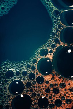 Su yüzeyinde köpüren kalın sabun köpükleri. Güzel, parlak renkler, gradyan. Makro. Sabun köpüğü dokusu, köpük. Desen arkaplanı, masaüstü duvar kağıtları