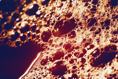 Su yüzeyinde köpüren kalın sabun köpükleri. Güzel, parlak renkler, gradyan. Makro. Sabun köpüğü dokusu, köpük. Desen arkaplanı, masaüstü duvar kağıtları