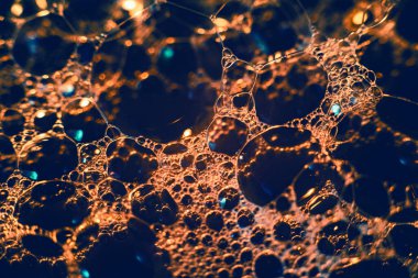 Su yüzeyinde köpüren kalın sabun köpükleri. Güzel, parlak renkler, gradyan. Makro. Sabun köpüğü dokusu, köpük. Desen arkaplanı, masaüstü duvar kağıtları