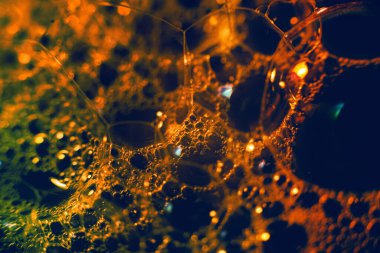 Su yüzeyinde köpüren kalın sabun köpükleri. Güzel, parlak renkler, gradyan. Makro. Sabun köpüğü dokusu, köpük. Desen arkaplanı, masaüstü duvar kağıtları