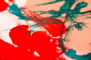 Siyah çizgili kırmızı gözlüklerle kağıt üzerinde fırça darbeleri. Eski, dokulu arka plan. Masaüstü duvar kağıtları, makro, guaj, suluboya. Albüm koleksiyonu için doku. El yapımı çizim