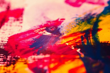 Siyah çizgili kırmızı gözlüklerle kağıt üzerinde fırça darbeleri. Eski, dokulu arka plan. Masaüstü duvar kağıtları, makro, guaj, suluboya. Albüm koleksiyonu için doku. El yapımı çizim