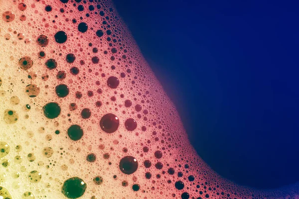 Su yüzeyinde köpüren kalın sabun köpükleri. Güzel, parlak renkler, gradyan. Makro. Sabun köpüğü dokusu, köpük. Desen arkaplanı, masaüstü duvar kağıtları