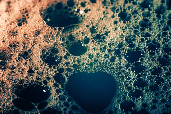 Su yüzeyinde köpüren kalın sabun köpükleri. Güzel, parlak renkler, gradyan. Makro. Sabun köpüğü dokusu, köpük. Desen arkaplanı, masaüstü duvar kağıtları