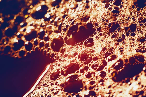 Su yüzeyinde köpüren kalın sabun köpükleri. Güzel, parlak renkler, gradyan. Makro. Sabun köpüğü dokusu, köpük. Desen arkaplanı, masaüstü duvar kağıtları